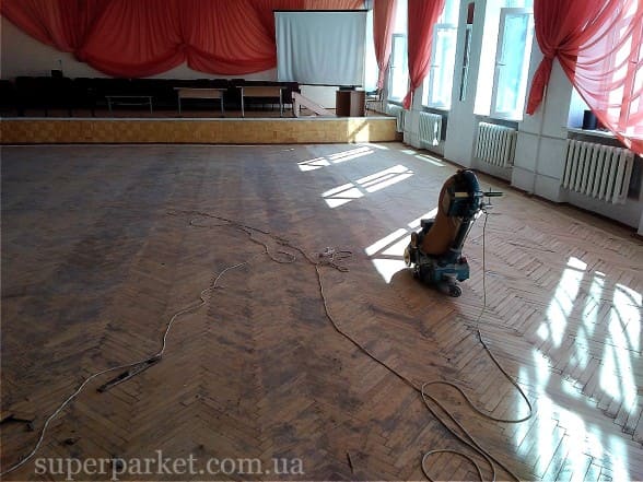 Актовий зал до реставрації